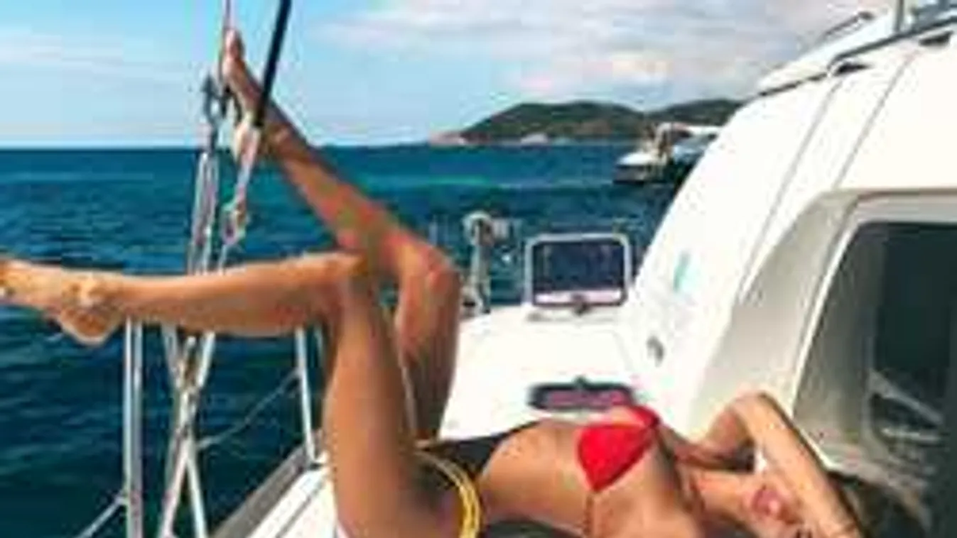 Tengervízben cirógatja csupasz mellét az álomtestű vitorláslány