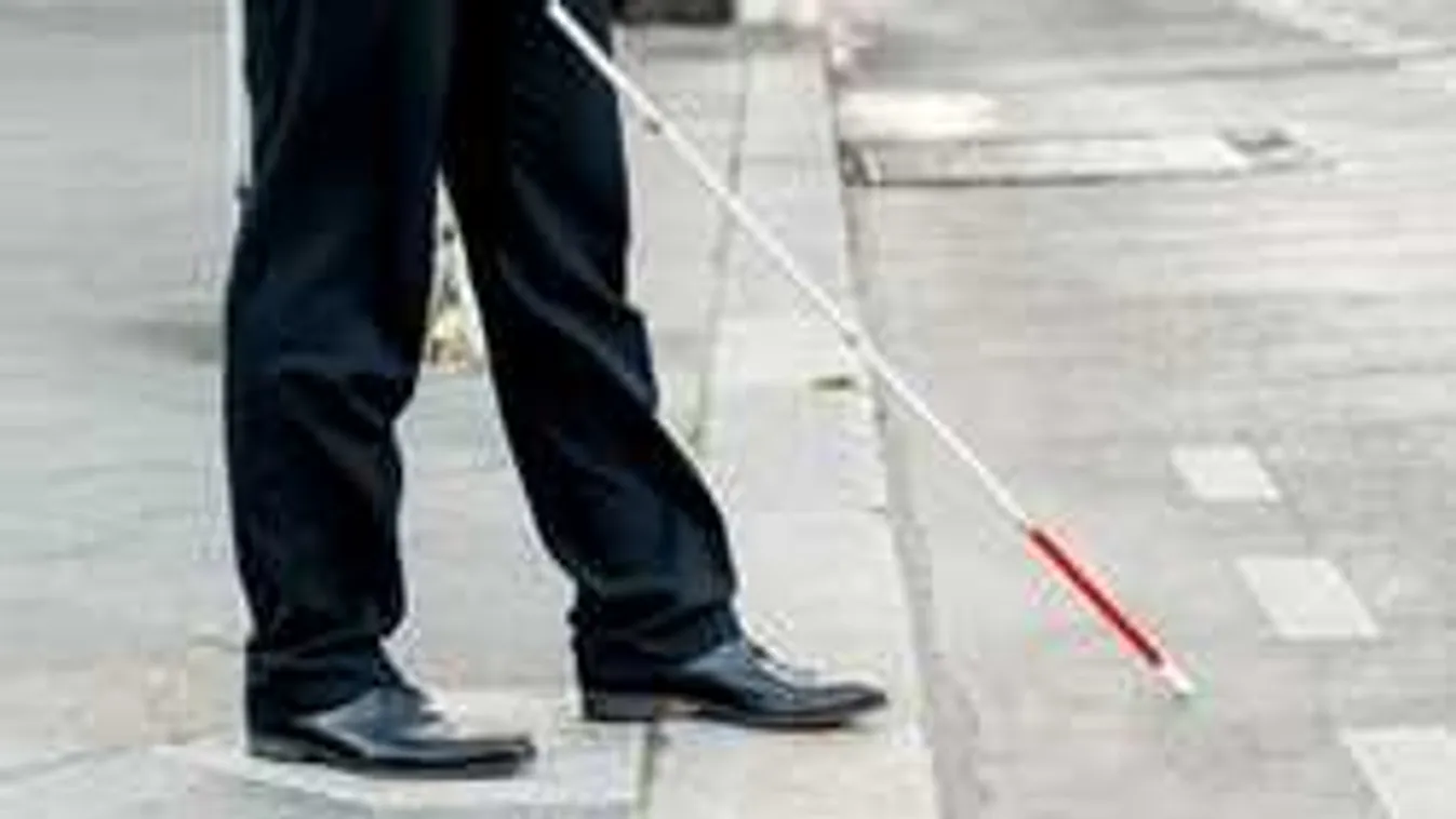 Durván megalázták a vak fiatalt a budapesti pékségben