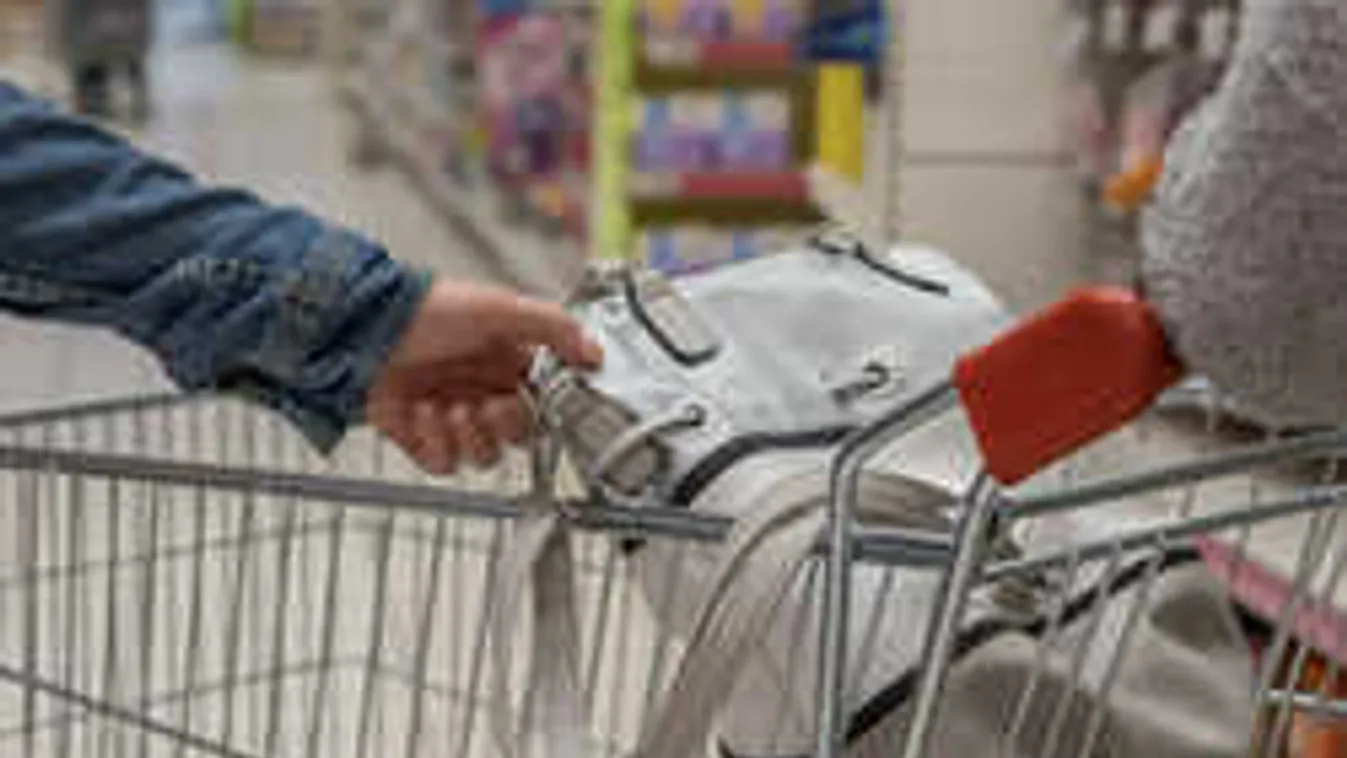 Rettegnek a magyar vásárlók: Ki lehet ez a rejtélyes nő a boltokban?