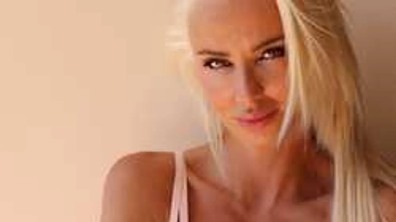 Se bugyi, se más: a szaunában élvezkedik a vadóc szurkolólány