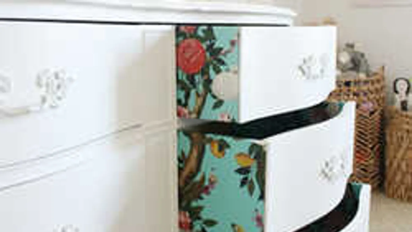 Újra divat a tapéta, de már nem a falra ragasztják