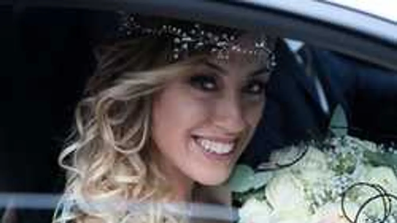 Bizarr álomesküvő: saját magával házasodott össze a gyönyörű modell