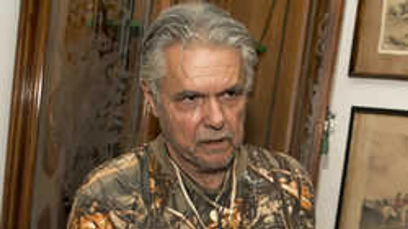 Fegyverrel védi meg magát rosszakaróitól Oszter Sándor!