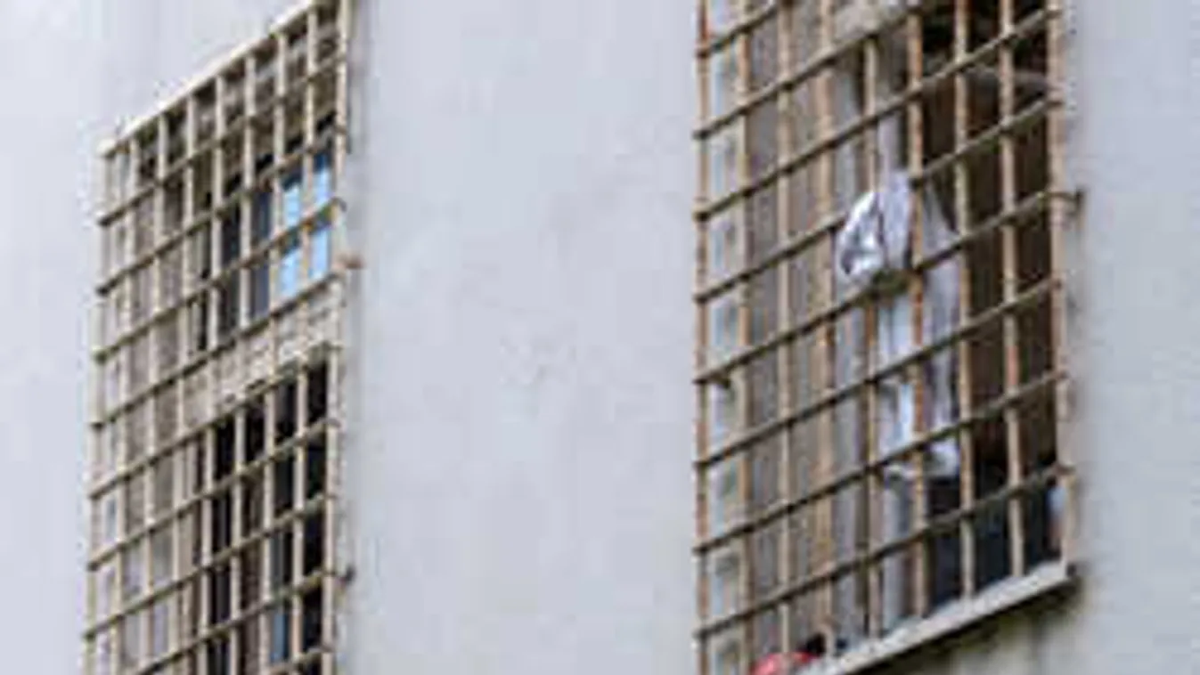 Lázadnak a migránsok: egy kiszuperált börtönben szállásolták el őket