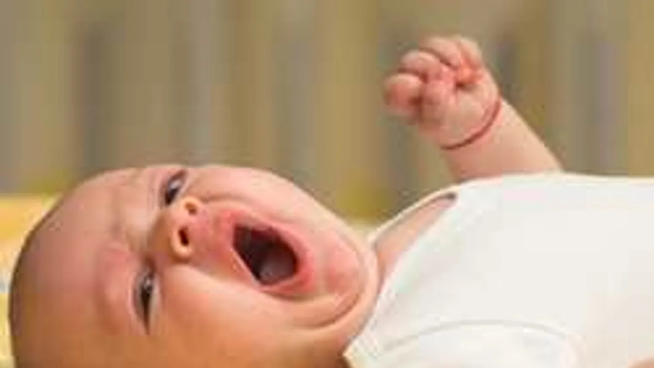 Rendőrök mentették meg az autóban magára hagyott csecsemőt Tatán