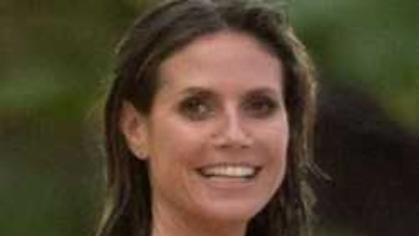 Ilyen dögös falatnyi bikiniben a 44 éves sztármami! - Fotó