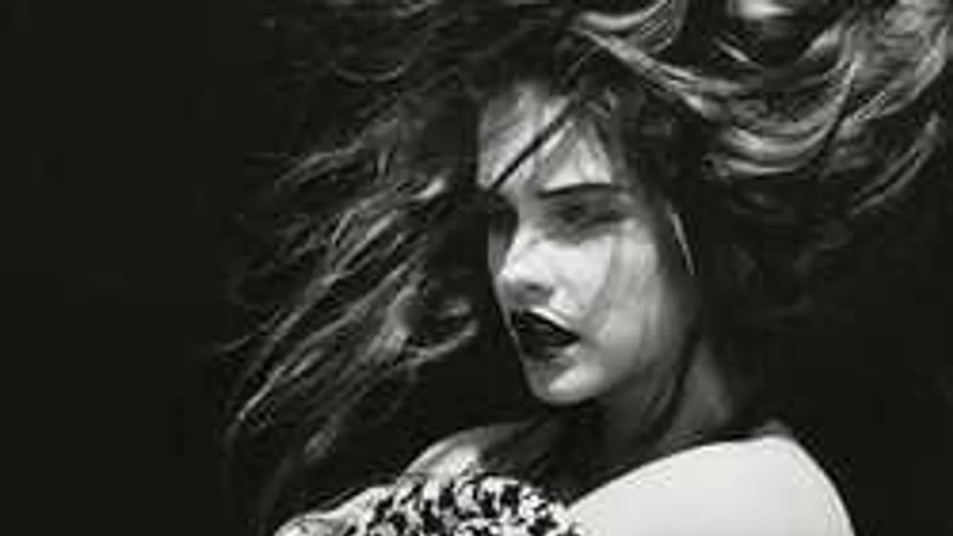 Csak egy bugyi és egy pár kesztyű maradt Palvin Barbin - Fotók