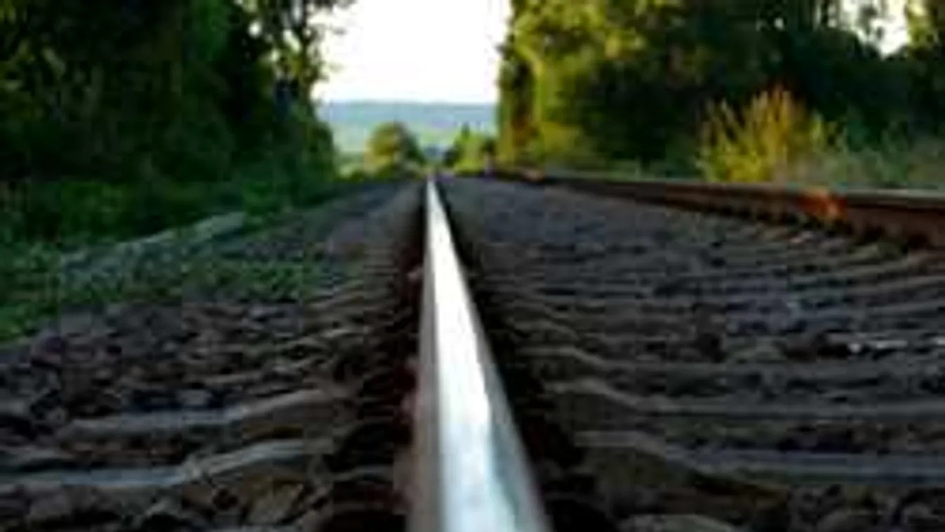 Sínek közé zuhant egy férfi az állomáson, sokan látták haláltusáját