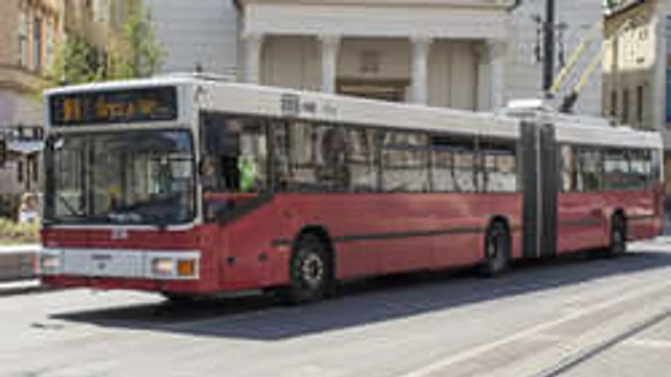 Égő cigivel akart felszállni a trolira, majd megtépte a sofőr haját