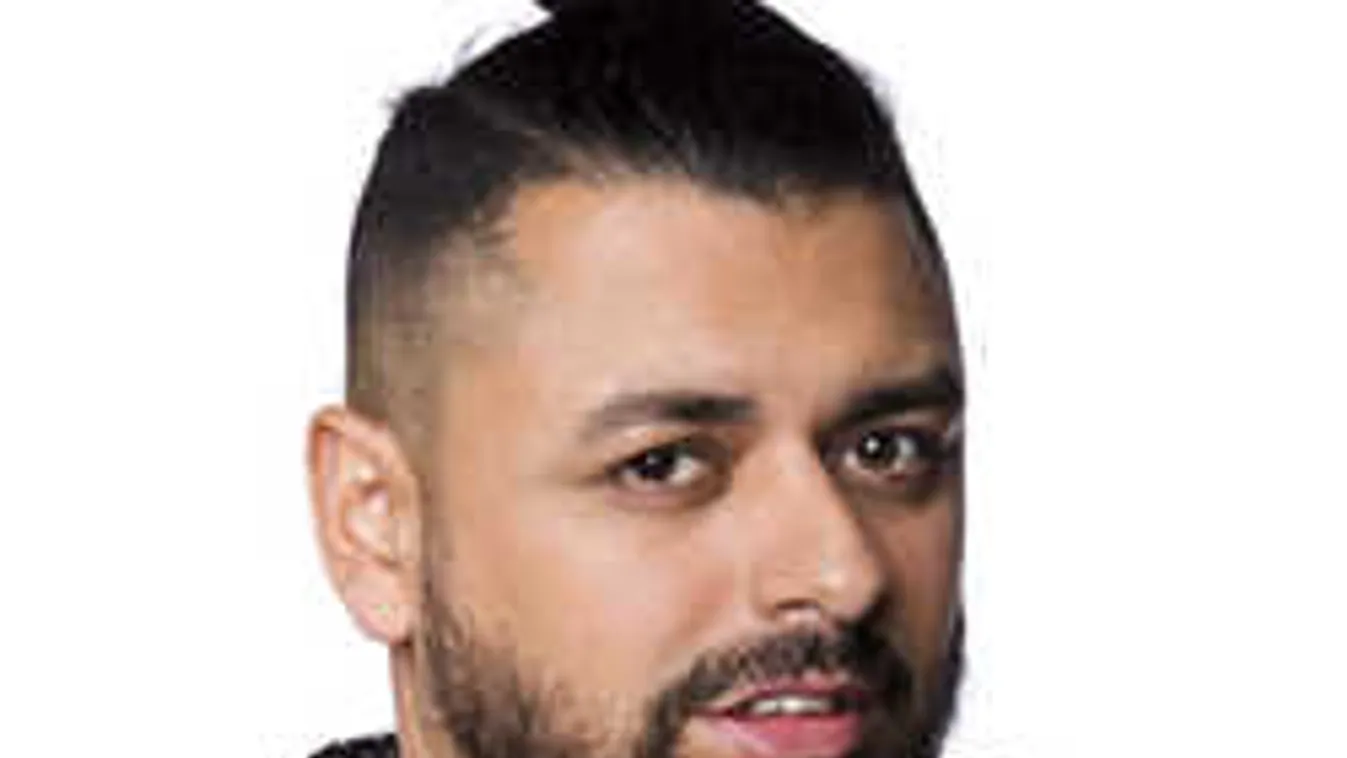 Hihetetlen, fegyvert vett gyermekének a magyar sztárapuka