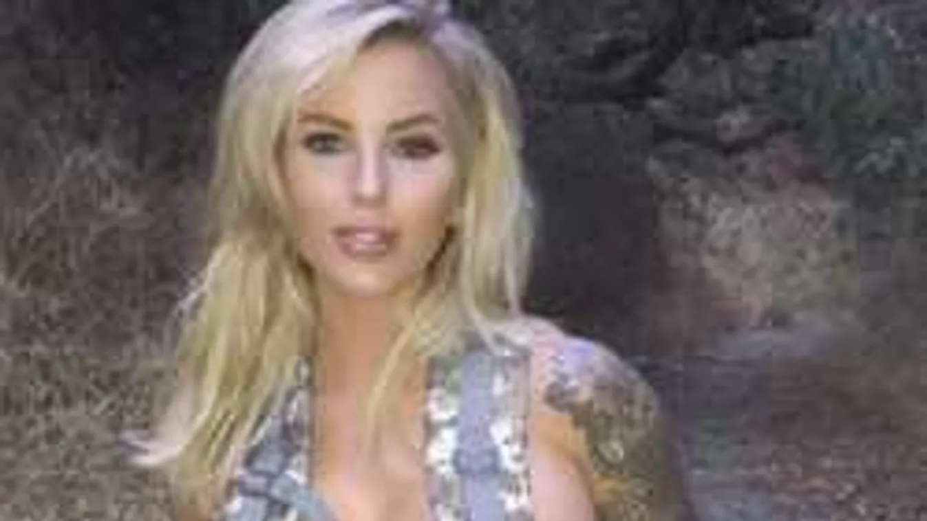 Tökéletes melleit gyömöszöli a tetovált álomnő