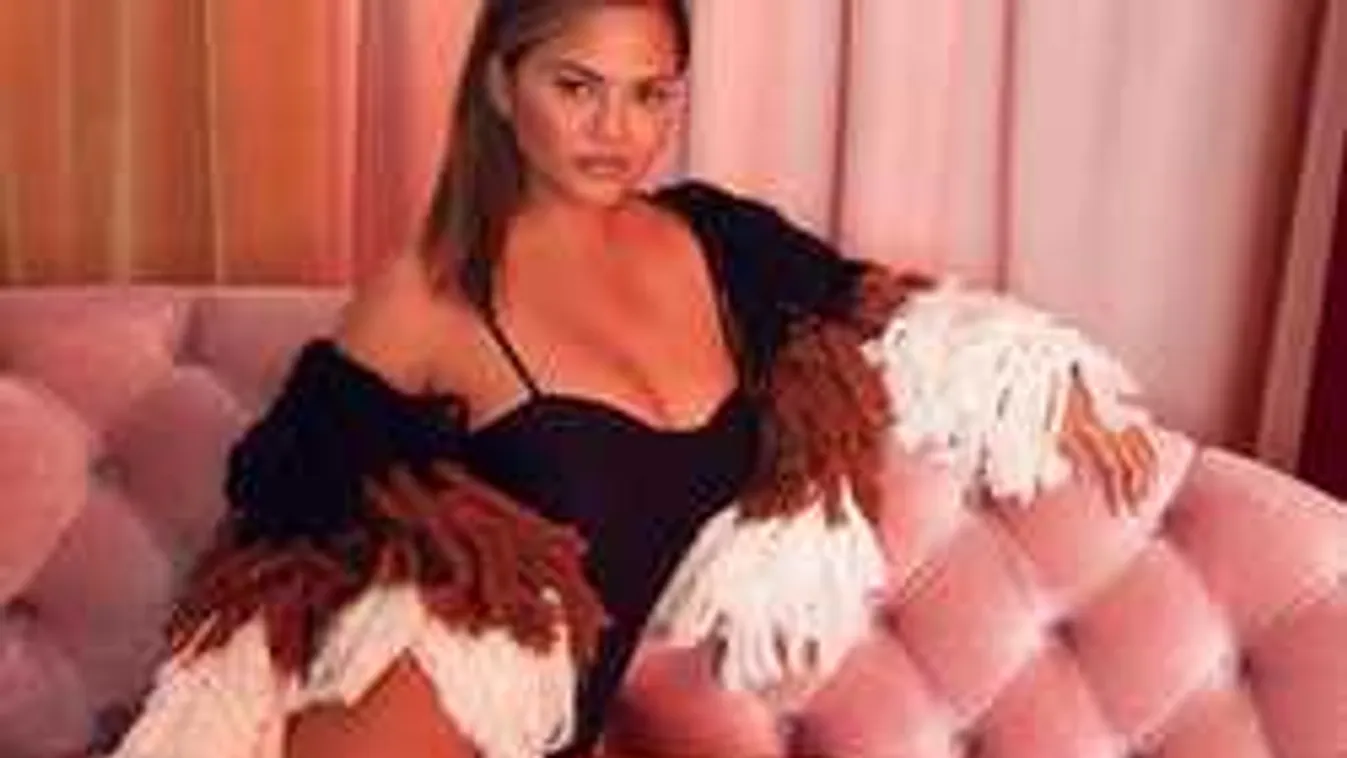 Csillogó strasszokból ragasztottak bugyit a bikinimodellnek