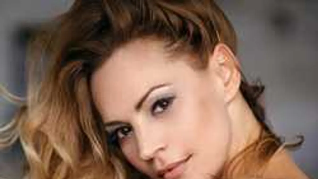 Nézd meg, melyik világsztár ölelgeti a magyar színésznőt - Fotó