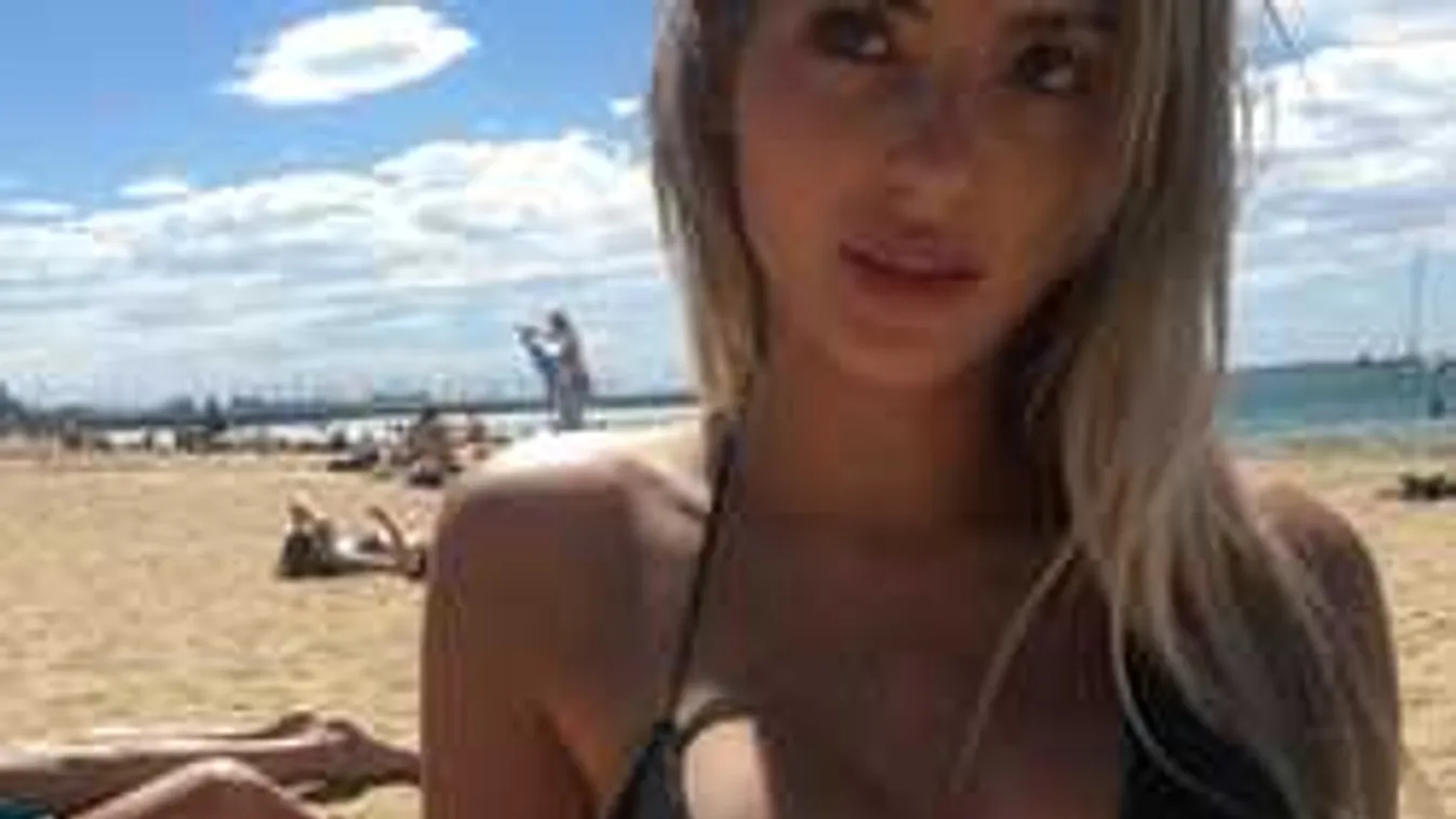 Csodás mellbimbóit mutogatva kéjeleg a vadóc focista lány - Fotók