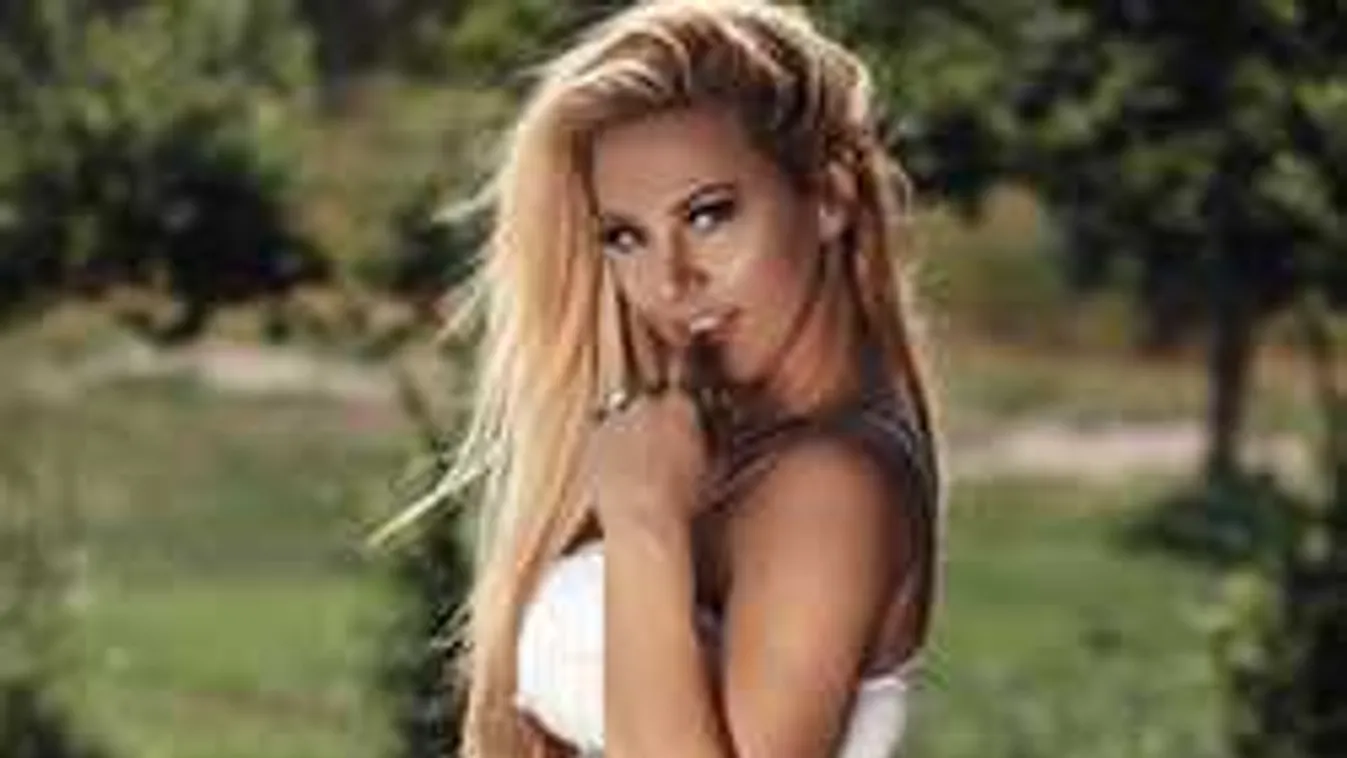 Ledobta magáról az uniformist a brutálisan szexi katonanő