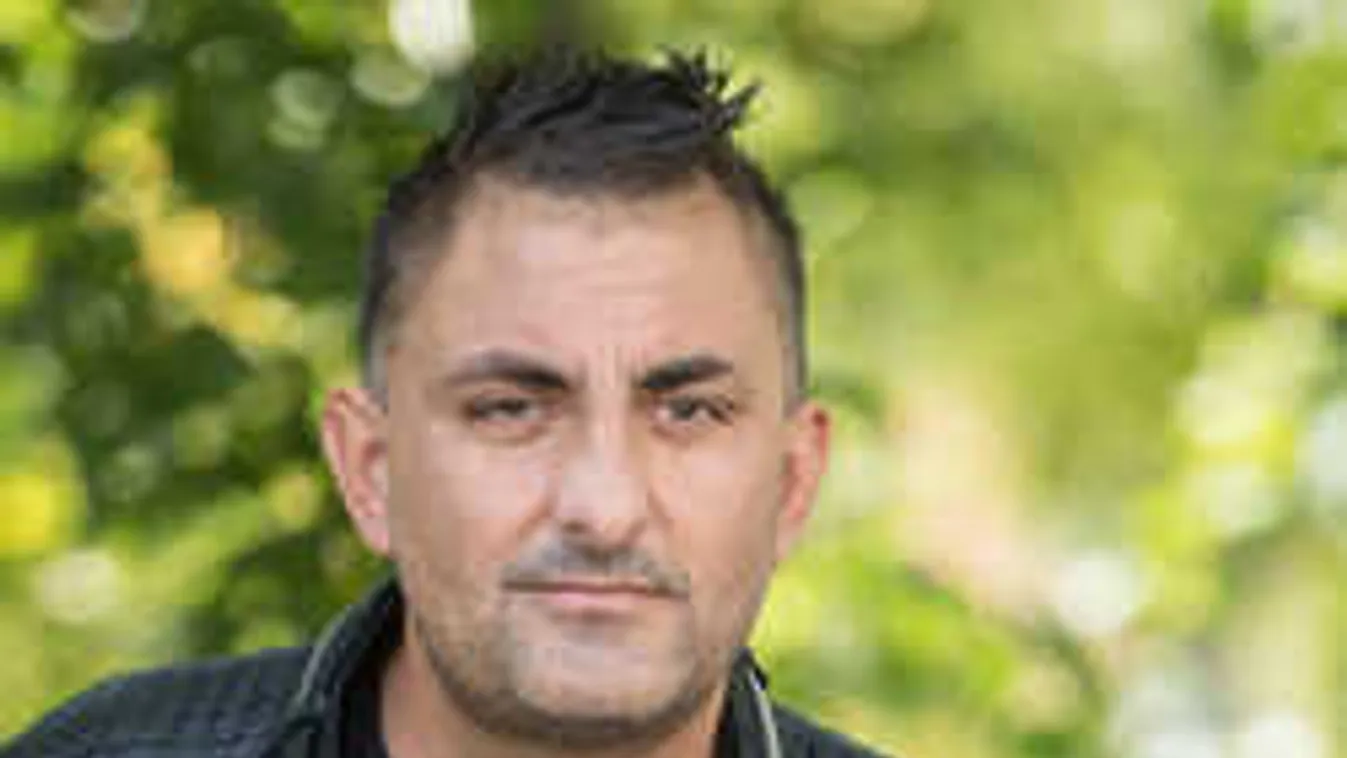 Kínos, kidobták Gáspár Győzőt egy kávézóból