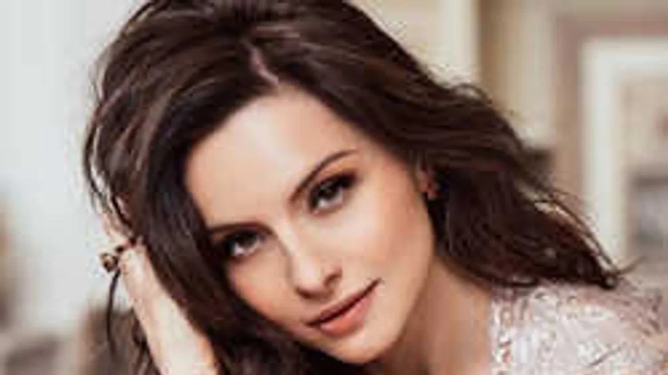 Intim pillanat: Ébredés után, fehérneműben fotózták le Zsédát  - Kép