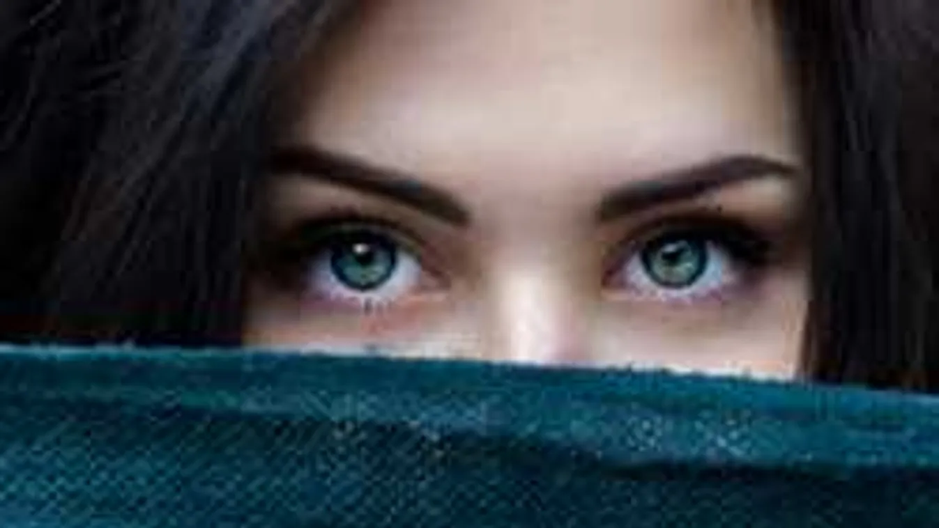 Minden reggel karikás szemmel ébredsz? Ennek vége, itt a trükk