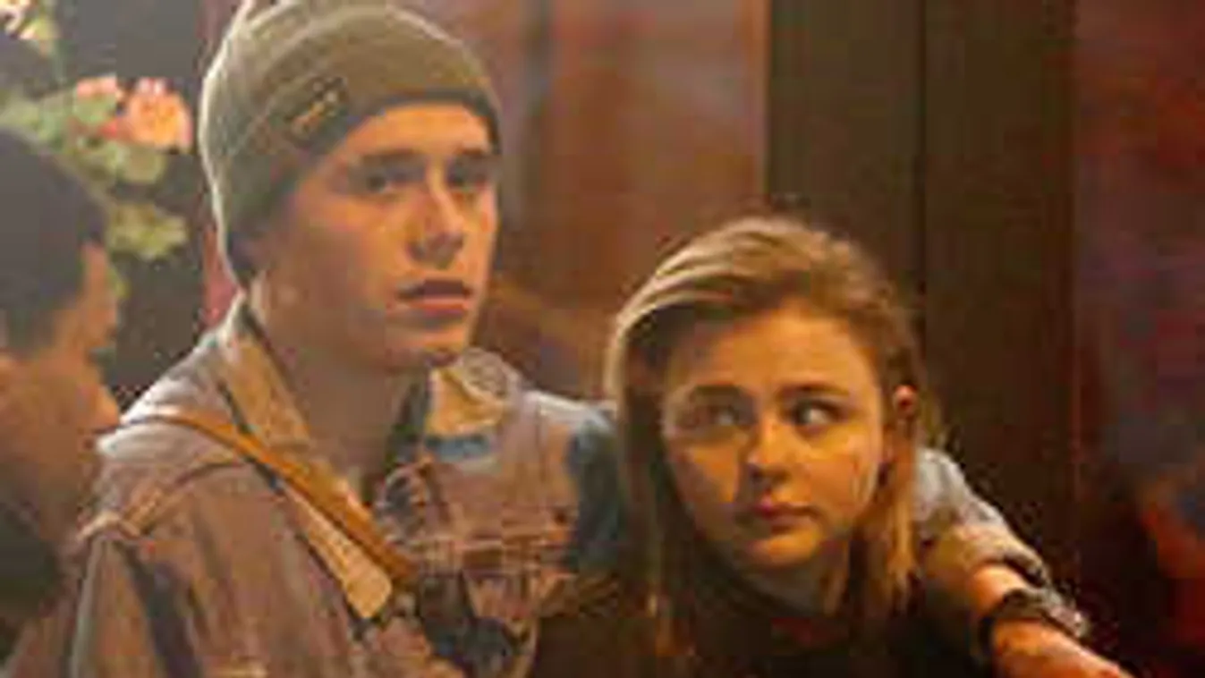 Az utcán romantikázott Beckham és a fiatal színésznő - Fotók