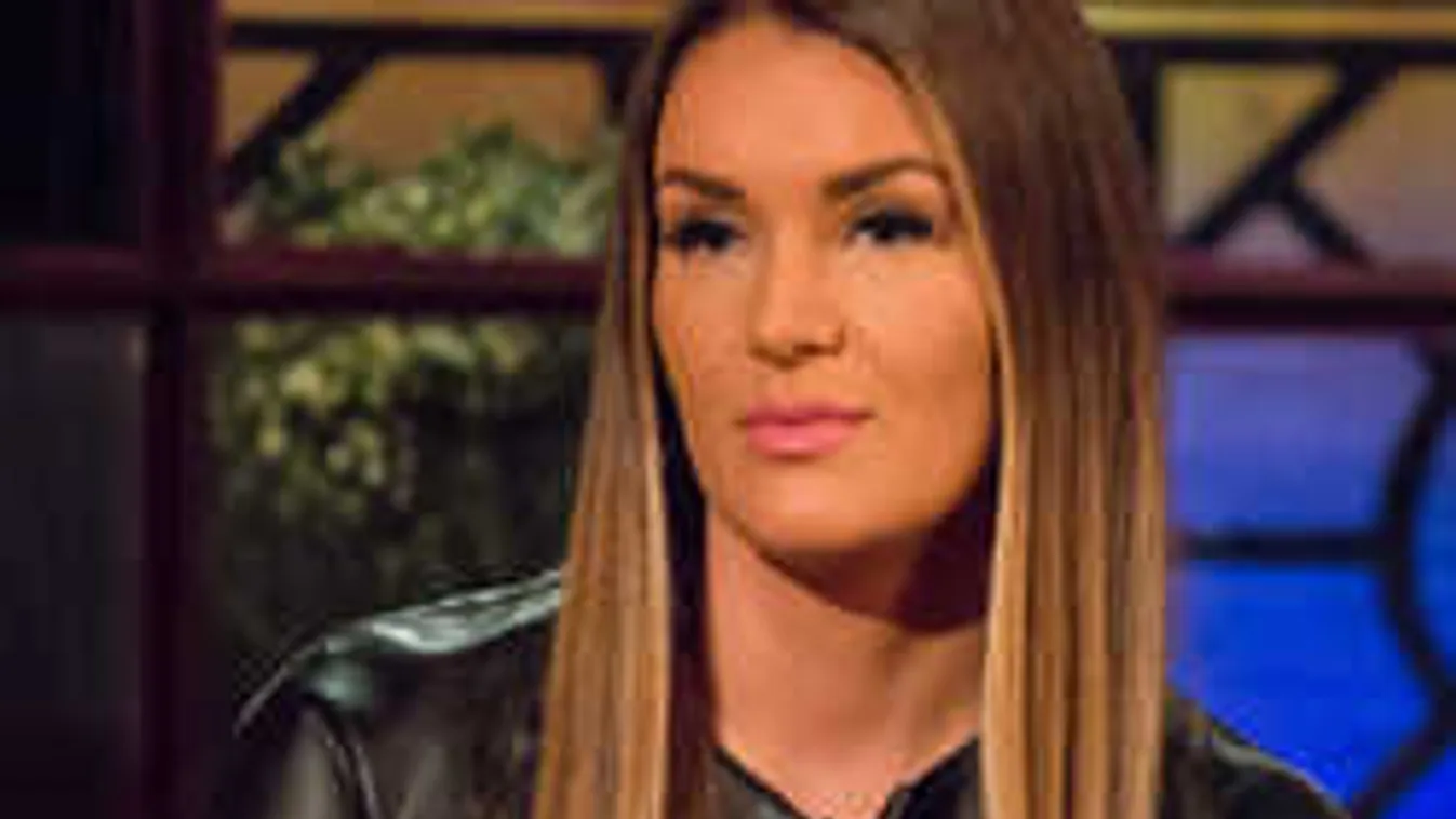 Egy szál melltartóban csücsörít Hódi Pamela - Fotó