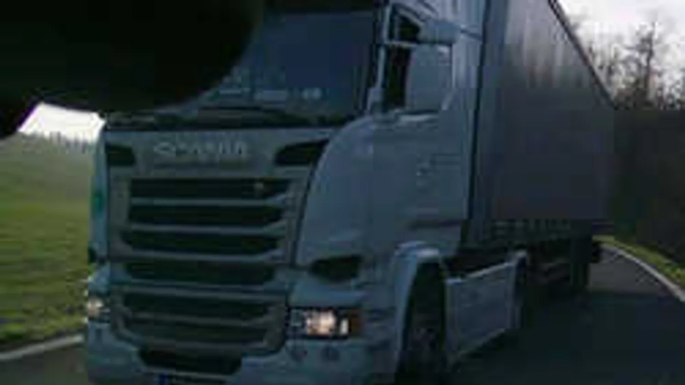 Az év ostobája címet kapta ez a magyar kamionos - Videó