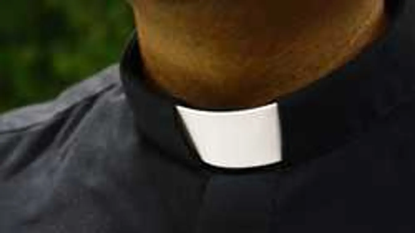 Fegyveres papok vigyázzák a hívőket