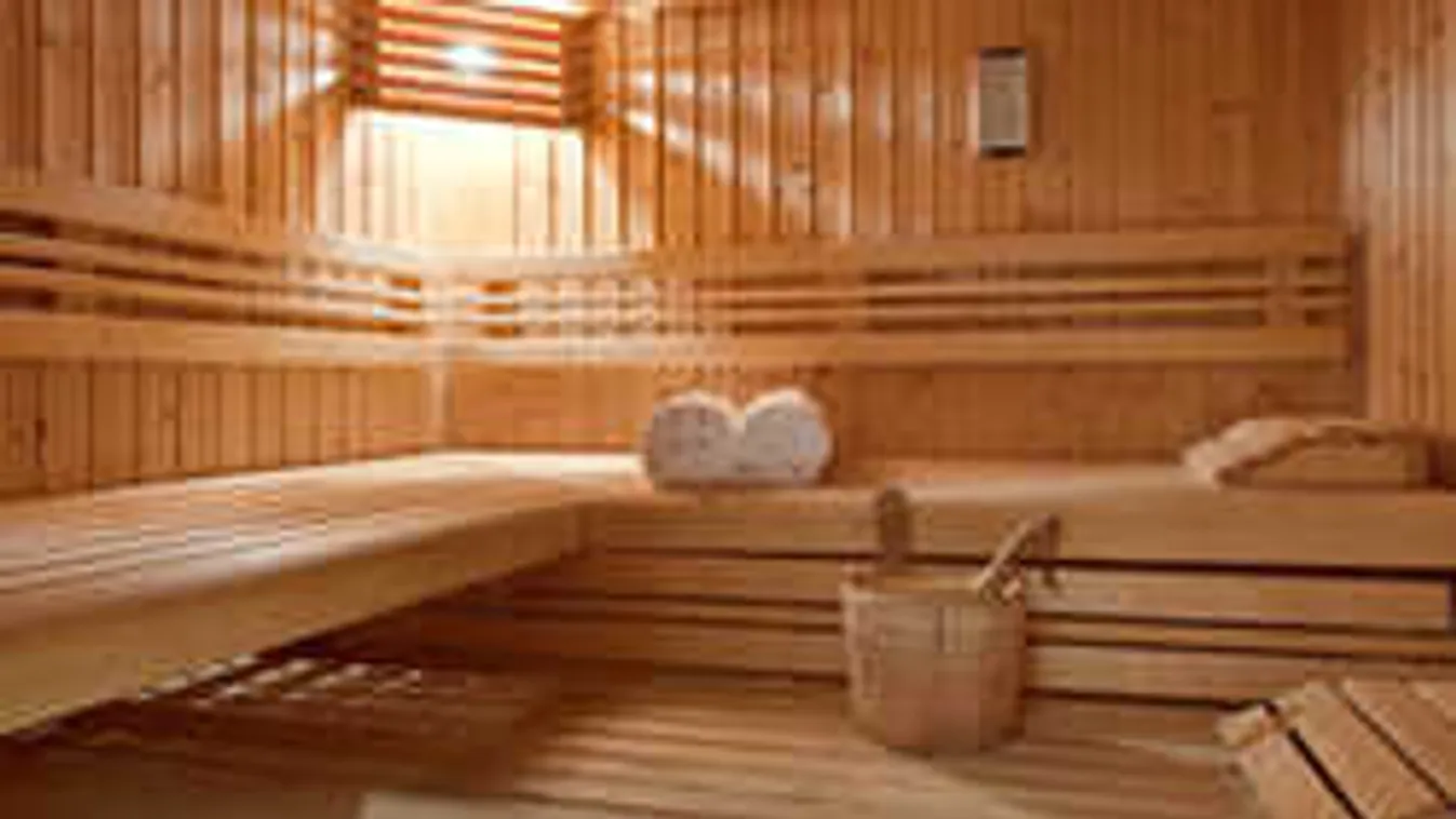 Felháborodott fürdővendégek: migránsok kukkolják a pucér szaunázókat