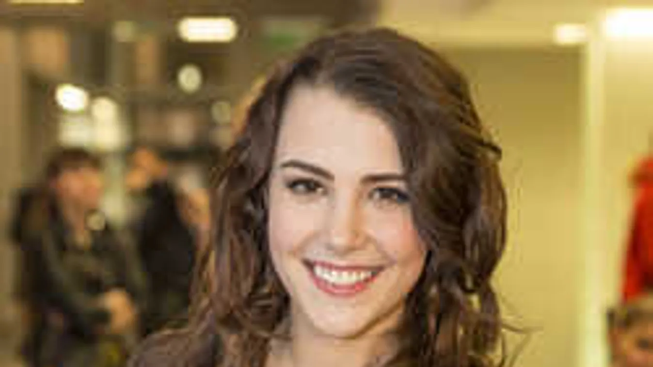 Melltartó nélkül hempergett ágyában Tóth Andi - Fotó