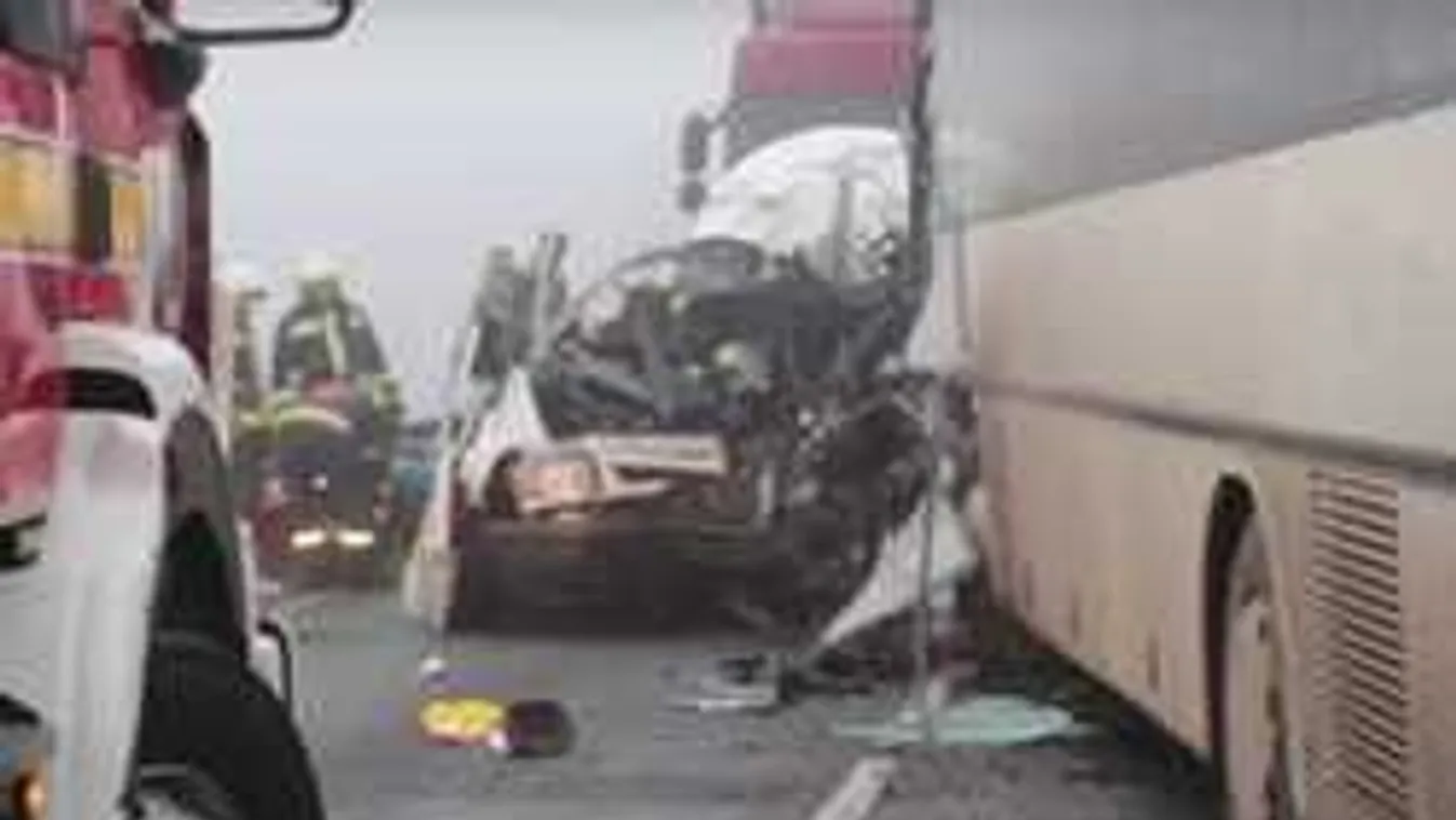 Drámai videó érkezett a 4-es úton történt halálos buszbalesetről