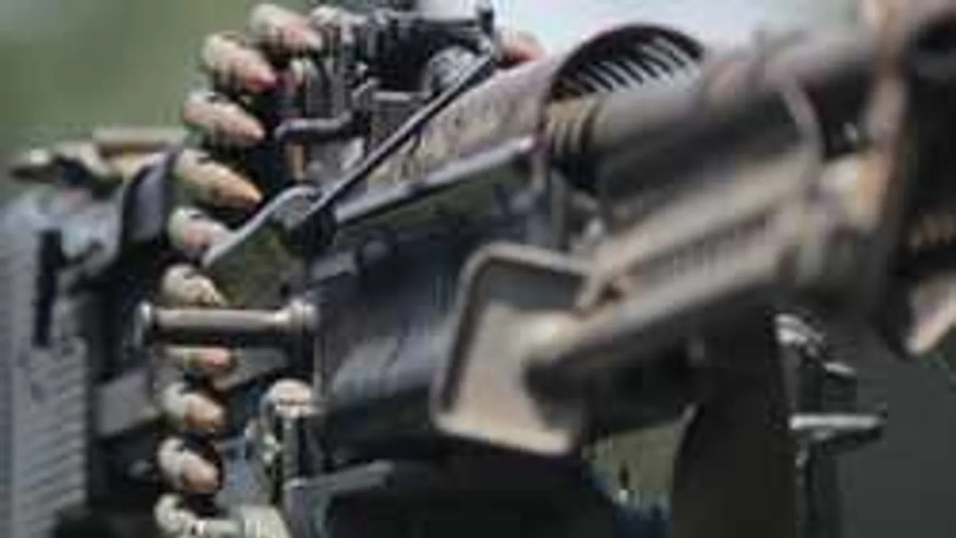 Vészhelyzet az egyetemen: lövések dördültek, a diákok menekülnek