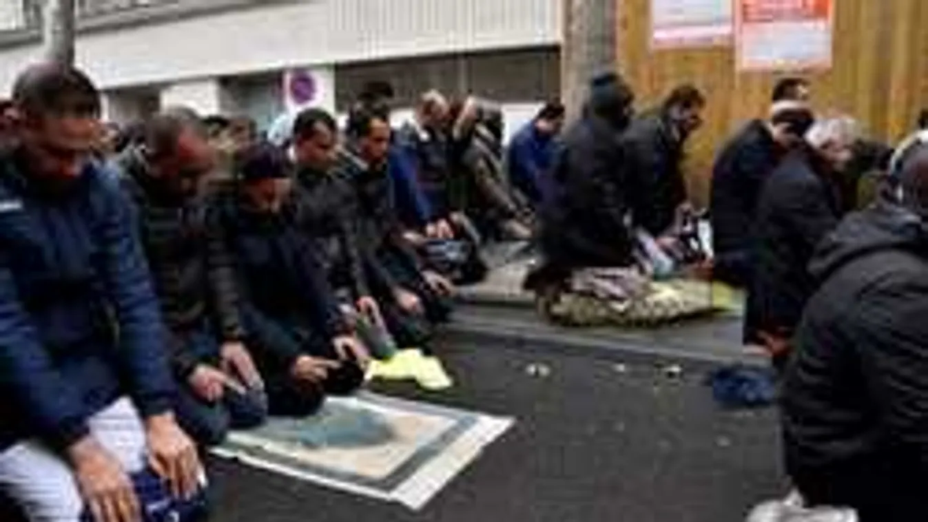 Nem imádkozhatnak az utcán a muszlimok