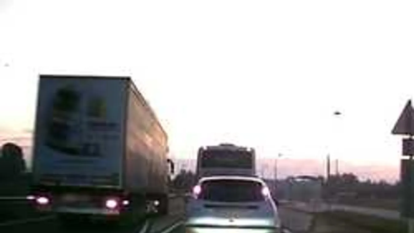 Életveszélyes előzést mutatott be egy kamion Győrben! - videó