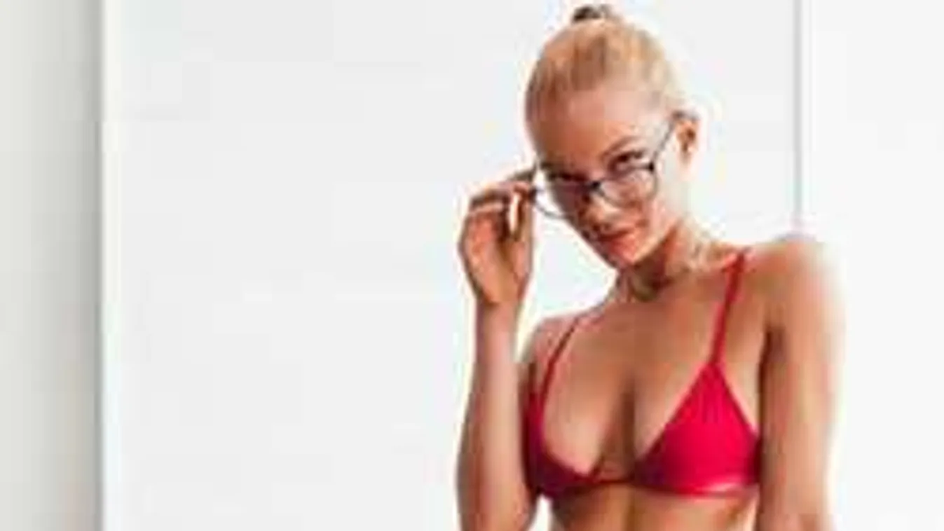 Félmeztelenül kéjeleg a formás mellű színésznő