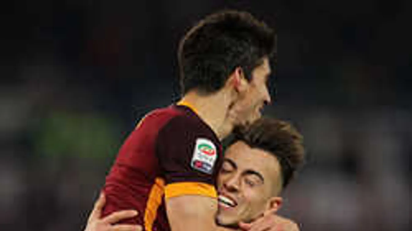 Botrány a BL-meccsen, ujjazva borultak össze a focisták