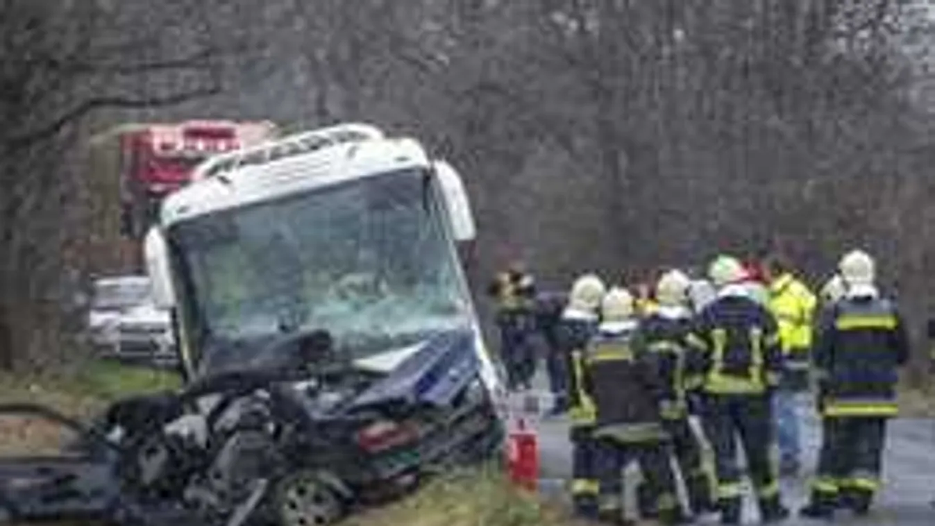 Brutális fotókat kaptunk a reggeli halálos buszbalesetről