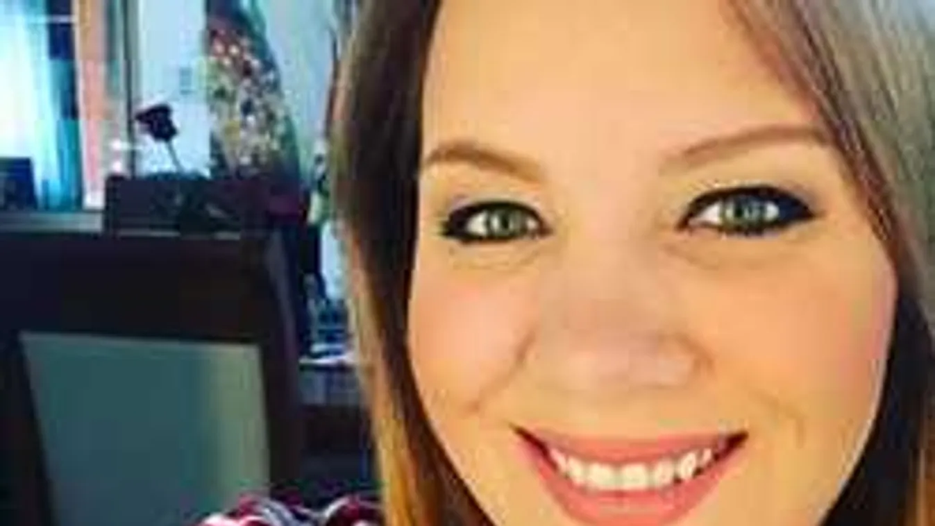 Tóth Vera szexi köntösben villantott, kibuggyant dús keble