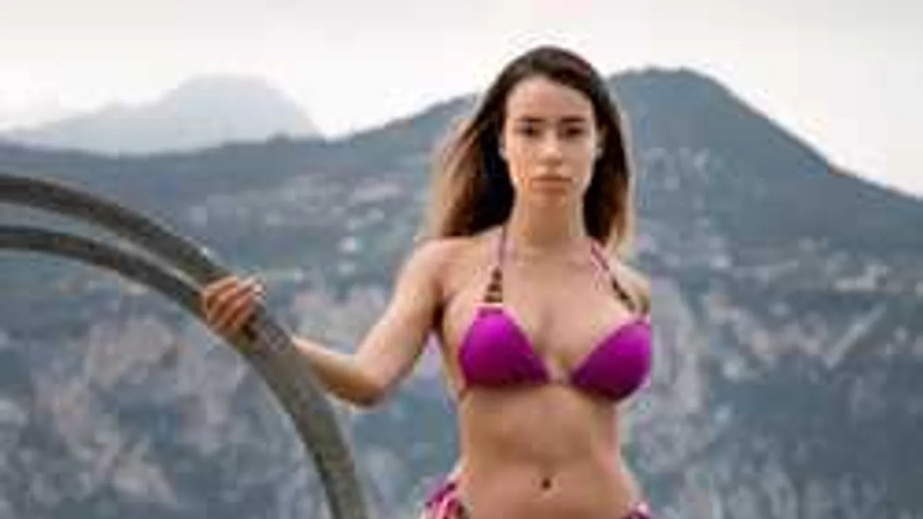 Megmutatta bombasztikus kebleit a vadóc kosaraslány - Fotók