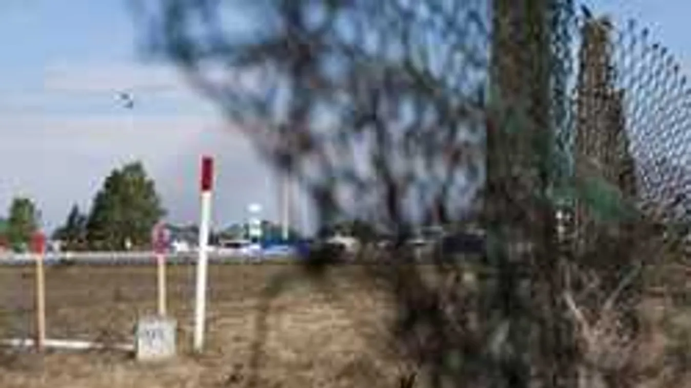 Tömegesen mentek a migránsok a határzárnak