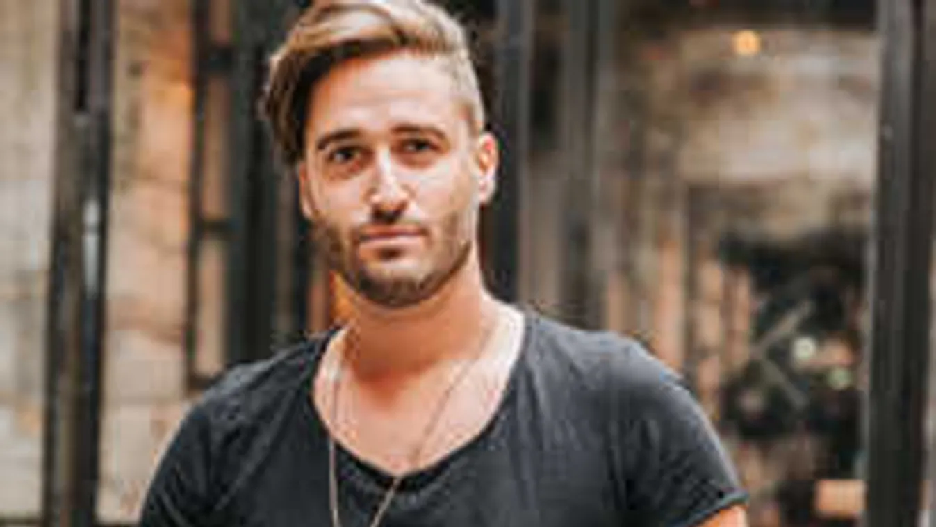 Összecsomagolt, és elhagyta az országot a magyar sztárénekes