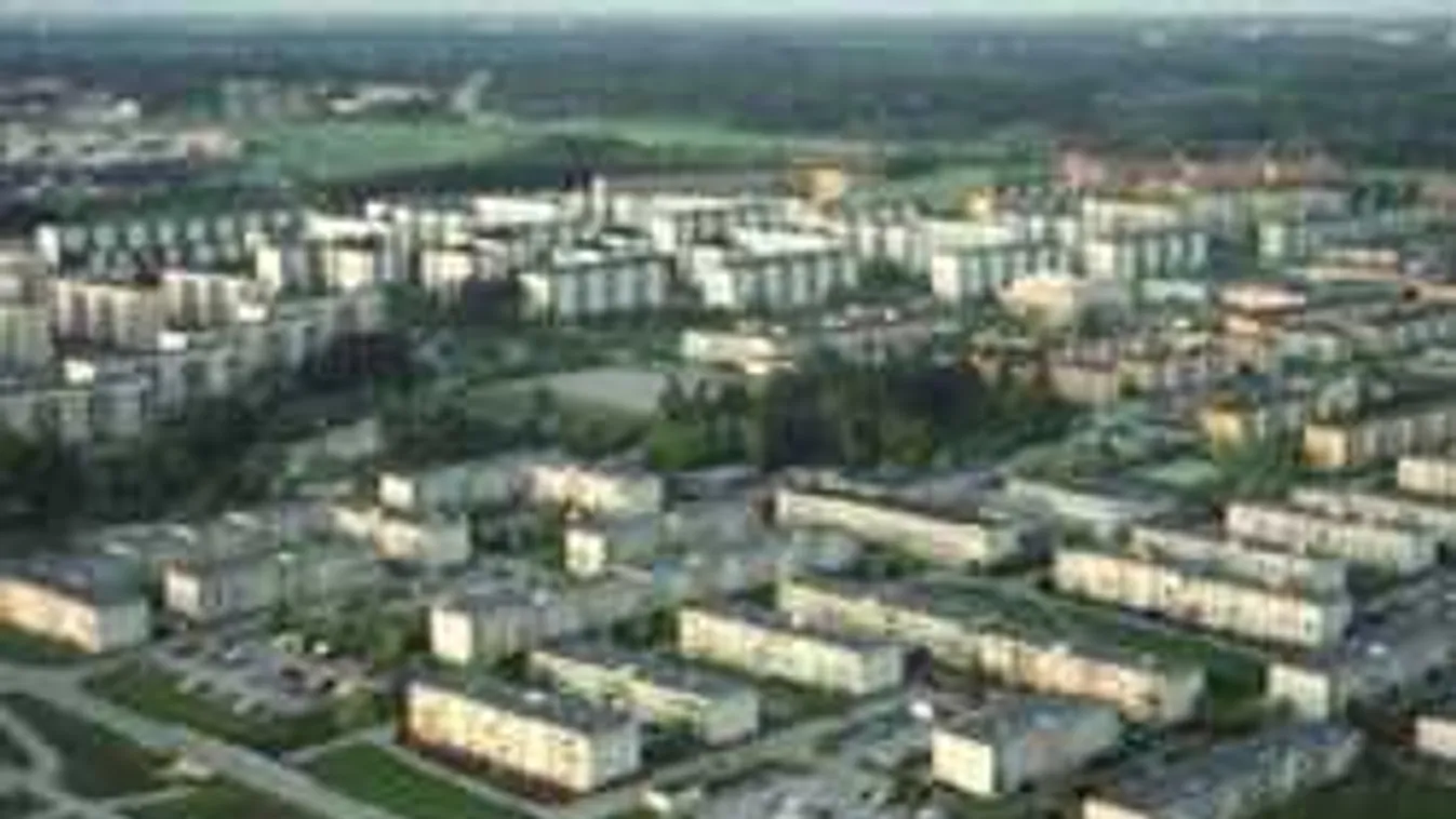 Lövések,robbantások,sikítások hangja: A rendőrök távolból hallgatóznak