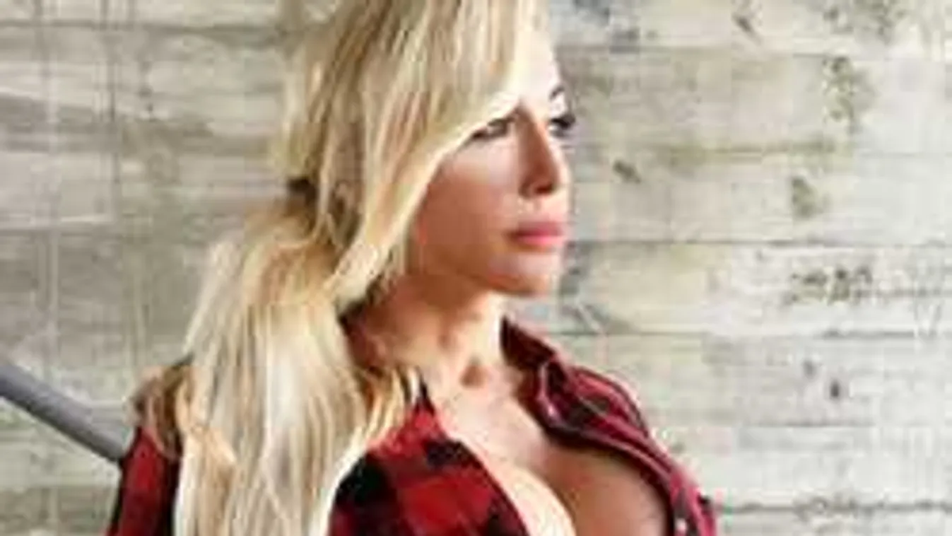 Kerek mellek és popsi, meztelenül hever a tetkós bombázó