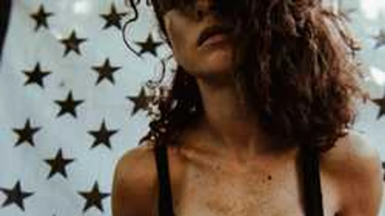 Kerek popsi, hatalmas mellek, mindent megmutat a dögös bokszoló lány