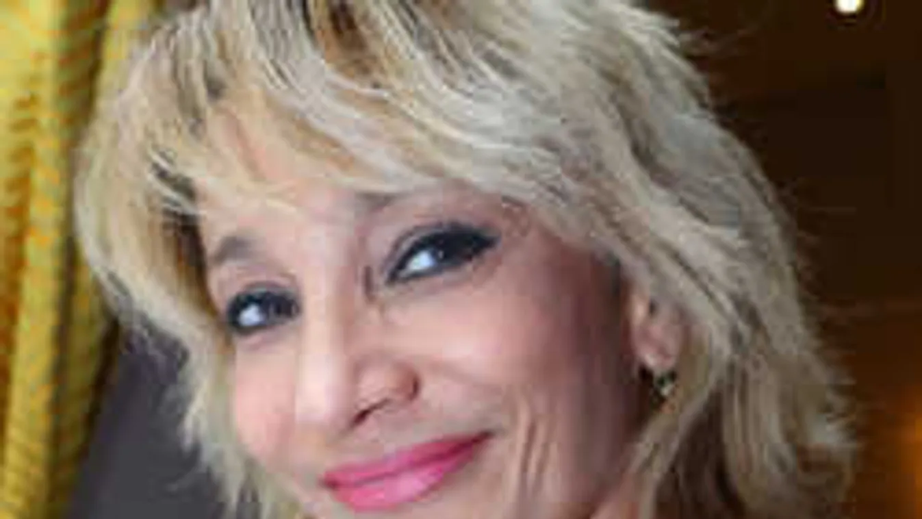 Végre kiderült, kivel bújik össze esténként a magyar sztárénekesnő