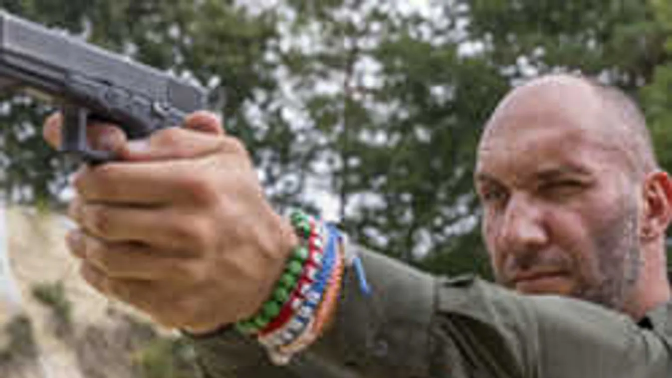 Ez nem vicc: Mától bárhol fegyvert ránthat Berki Krisztián