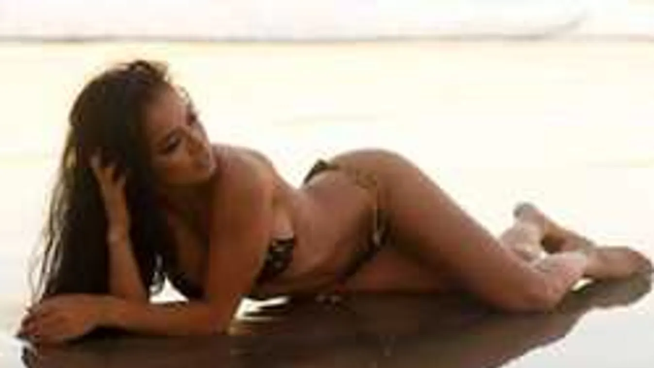 Sziklán nudizott a bombázó, fotó a gazellatestű pucér szépségről