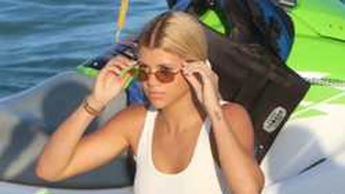 Lefotózták, a strandon mutatta meg formás fenekét a sztárénekes lánya