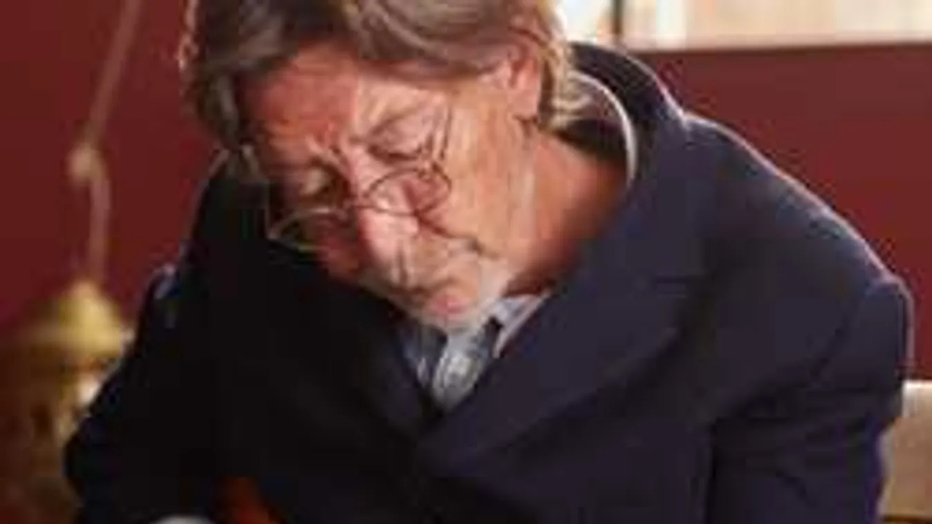 Most érkezett: összeesett a színpadon, rohammentő vitte kórházba a népszerű énekest