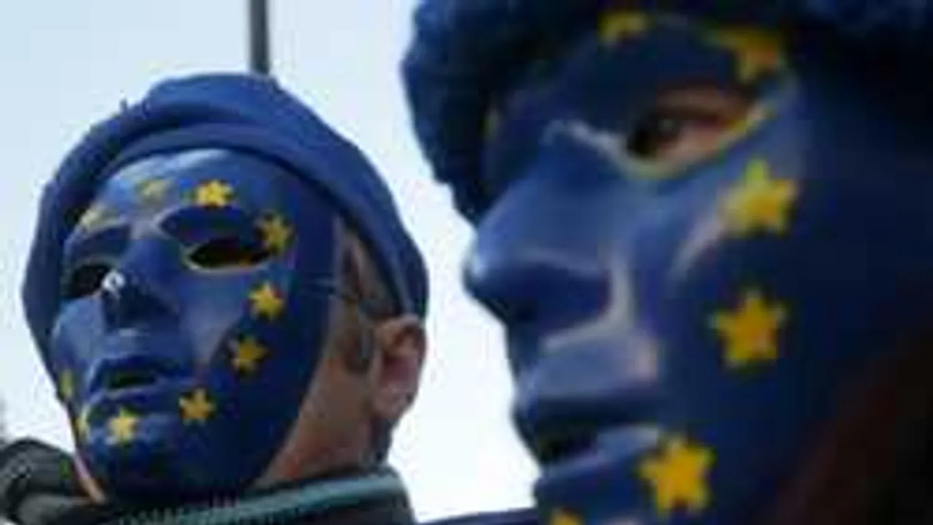 Új őrülettel támad Brüsszel: jön az EU-válogatott