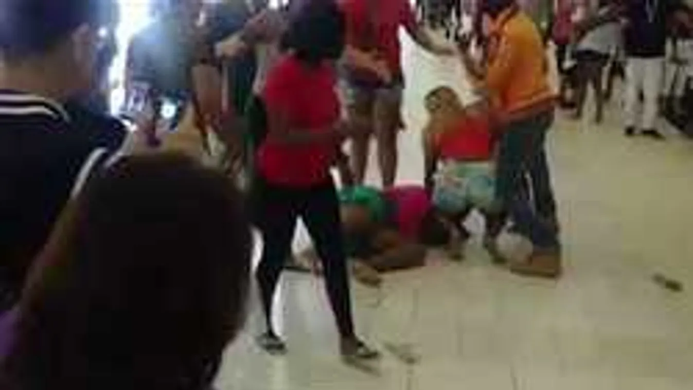 Így durvult el a karácsonyi vásárlás: tömegverekedés a plázában