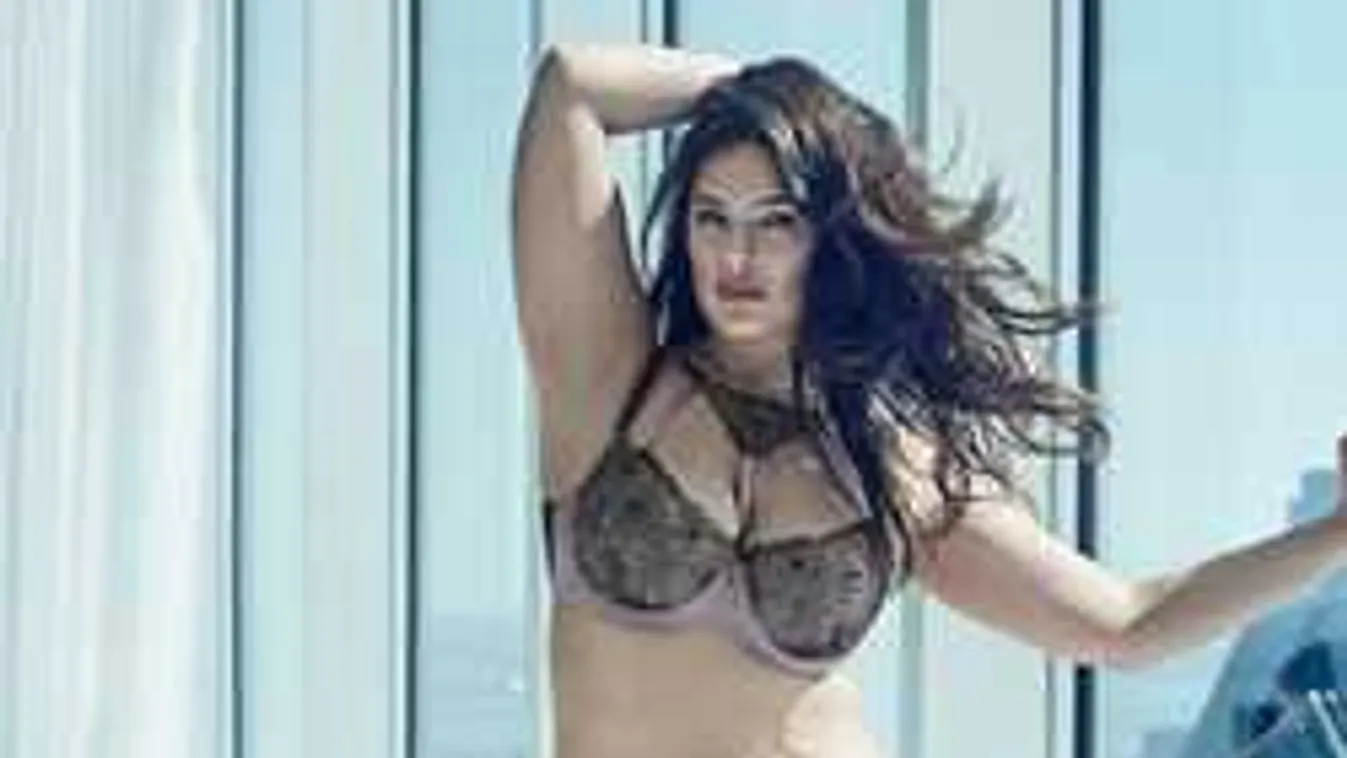 Szexi neccharisnyában mutatta meg eszelős fenekét a világhírű ducimode